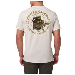 5.11 COFFEE & CARBINES SS TEE - Colores Disponibles: Sand Dune